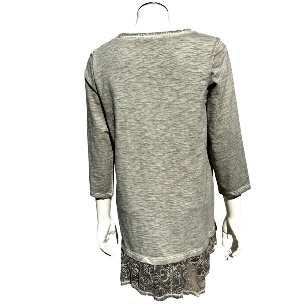 Chicos Olive Green Gray Blouse Top Embroidered Lace Hem Scoop Neck Blouse Size 3 - Picture 3 of 11
